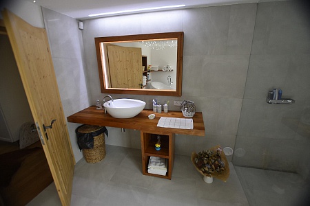 Teakové dřevo v koupelně